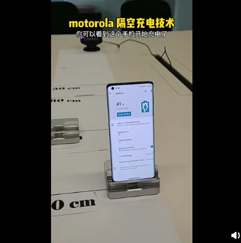 真正的无线充电，联想摩托罗拉隔空充电技术官方演示视频：支持多台手机同时充电,第1张